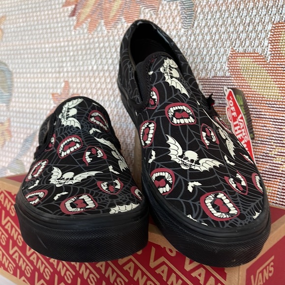 Vans Classic Slip-0n
(Glow Frights) Black/Black
VN000XG88MG WMNS sneakers - Picture 7 of 16